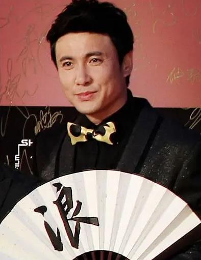 沈腾|沈腾夜会友人，与白衣短裙美女同进会所，离开时不停检查衣服