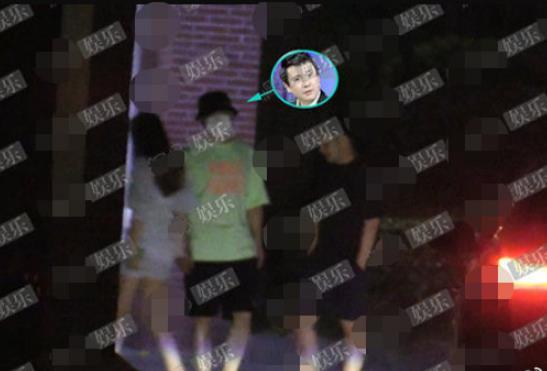 沈腾|沈腾夜会友人，与白衣短裙美女同进会所，离开时不停检查衣服