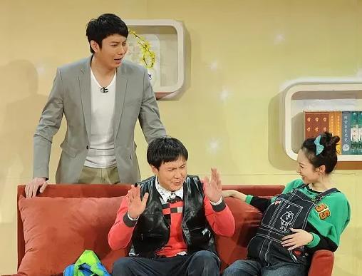 沈腾|沈腾夜会友人，与白衣短裙美女同进会所，离开时不停检查衣服