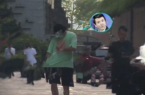 沈腾|沈腾夜会友人，与白衣短裙美女同进会所，离开时不停检查衣服