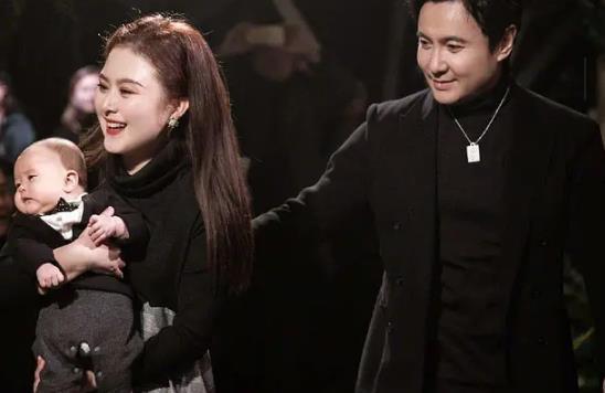 沈腾|沈腾夜会友人，与白衣短裙美女同进会所，离开时不停检查衣服