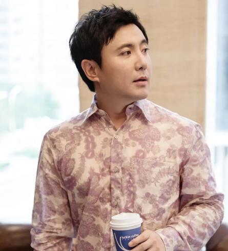 沈腾|沈腾夜会友人，与白衣短裙美女同进会所，离开时不停检查衣服