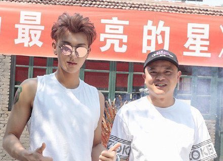 黄子韬|黄子韬爸爸遗体告别式，爷爷靠人搀扶送别儿子，鹿晗、程晓玥送花圈哀悼