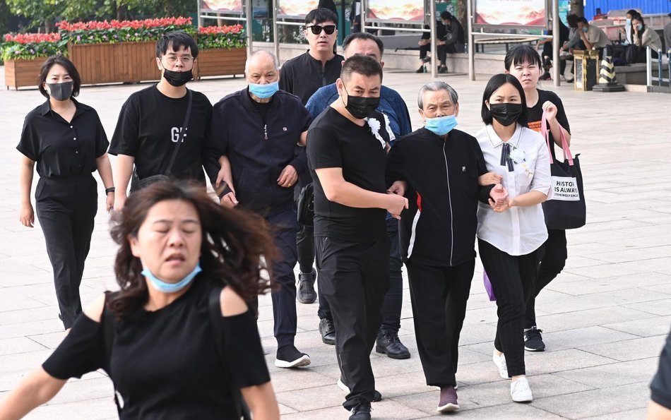 黄子韬|黄子韬爸爸遗体告别式，爷爷靠人搀扶送别儿子，鹿晗、程晓玥送花圈哀悼