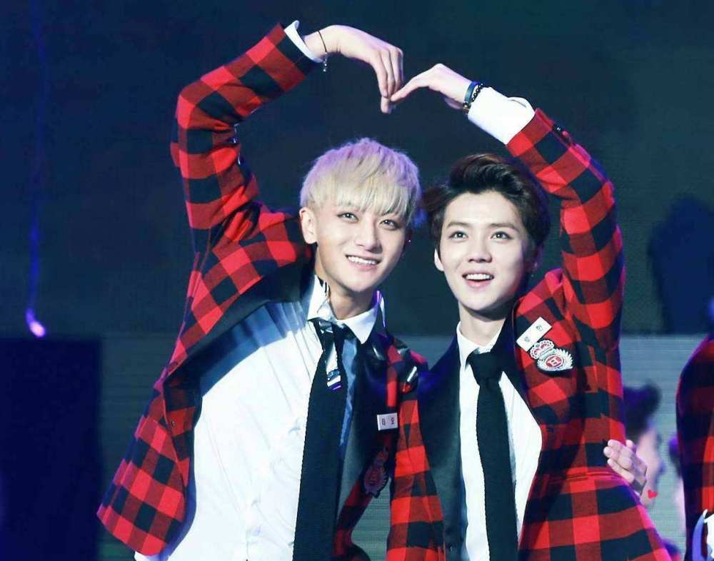 黄子韬|黄子韬爸爸遗体告别式，爷爷靠人搀扶送别儿子，鹿晗、程晓玥送花圈哀悼