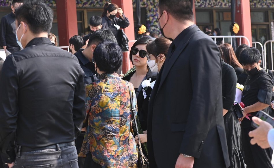 黄子韬|黄子韬爸爸遗体告别式，爷爷靠人搀扶送别儿子，鹿晗、程晓玥送花圈哀悼