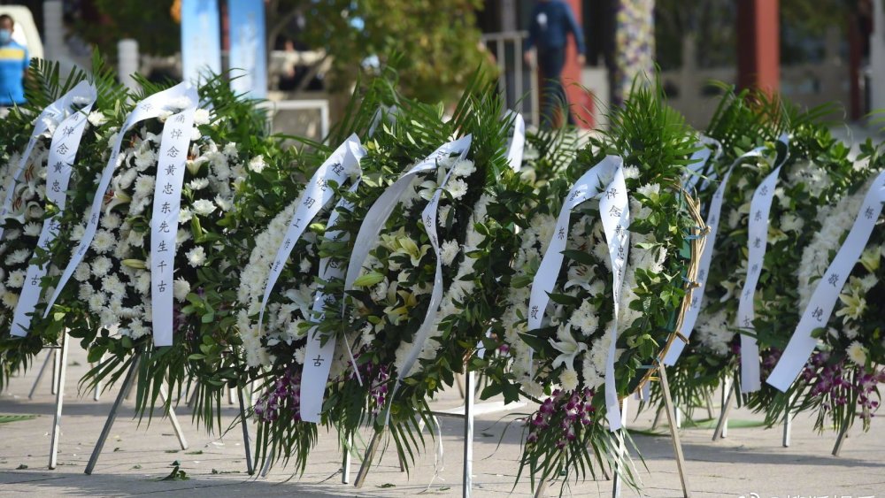 黄子韬|黄子韬爸爸遗体告别式，爷爷靠人搀扶送别儿子，鹿晗、程晓玥送花圈哀悼