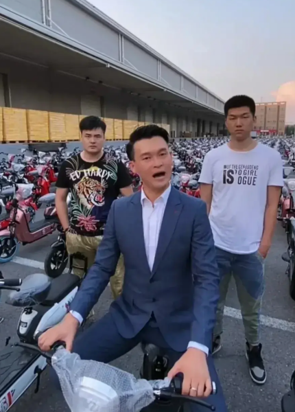 汤潮|反转？汤潮失联五天后在朋友家找到，喝得酩酊大醉被网友质疑炒作