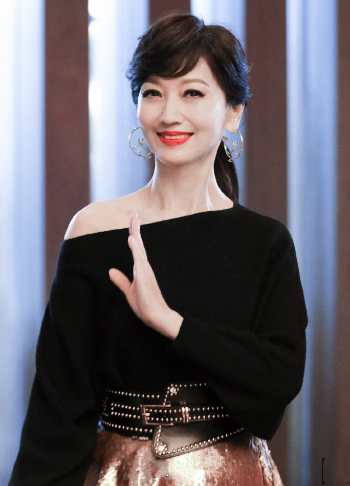 赵雅芝终没躲过岁月为扮嫩戴不锈钢腰带但松弛肌肉却暴露年纪