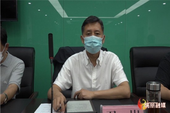 会议由瑞丽市委副书记,市长谢大鹏主持.