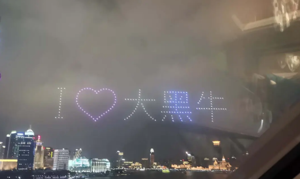 李晨|网曝李晨借无人机在上海外滩告白范冰冰，网友澄清此操作另有其人