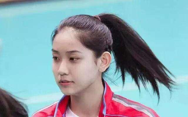 她就是出生于2000年的00后小将王佳筝,身高1米90的她之前是北汽女排的
