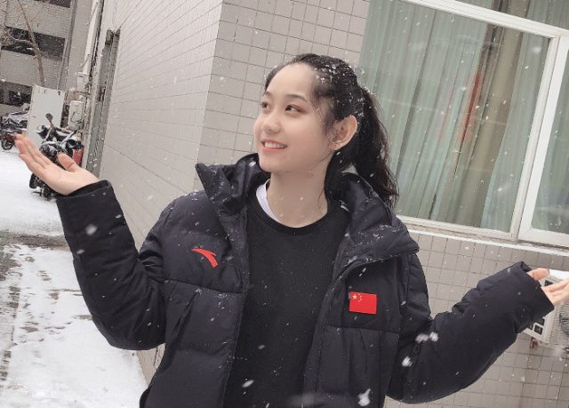 00后新晋排球女神未来潜力大赛场上下反差大对象小3岁