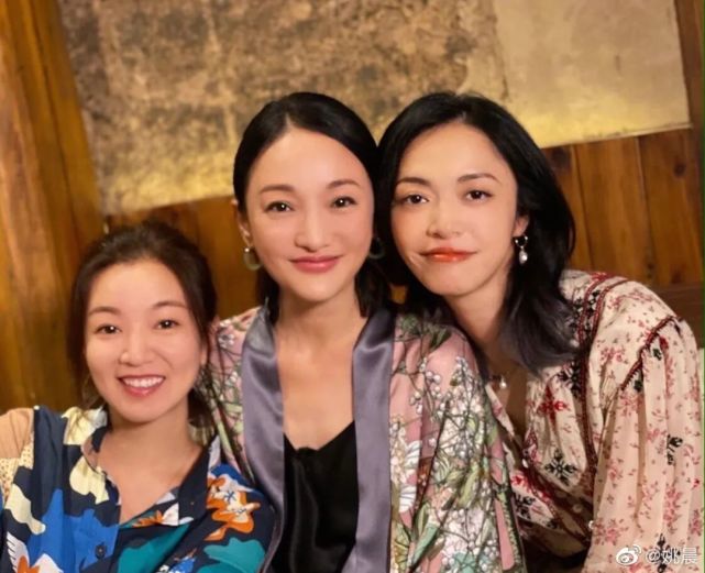 周迅姚晨同框差距大一个皮肤紧致无皱纹一个满脸皱纹显老态