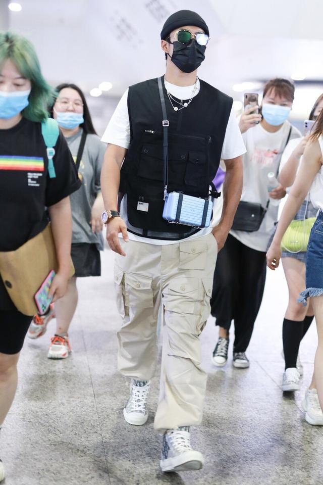 毛线帽是秋冬季专属潮流不被季节所限定这些男星夏日也照戴