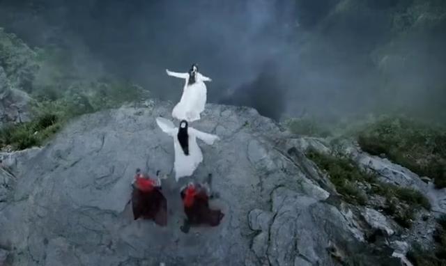 片场|坠崖戏原来是这么拍！摄影师紧贴女演员身上，旁边一圈人起哄拍照