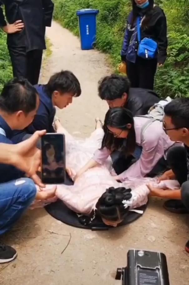 片场|坠崖戏原来是这么拍！摄影师紧贴女演员身上，旁边一圈人起哄拍照