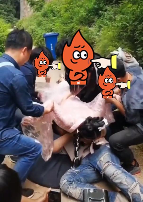 片场|坠崖戏原来是这么拍！摄影师紧贴女演员身上，旁边一圈人起哄拍照