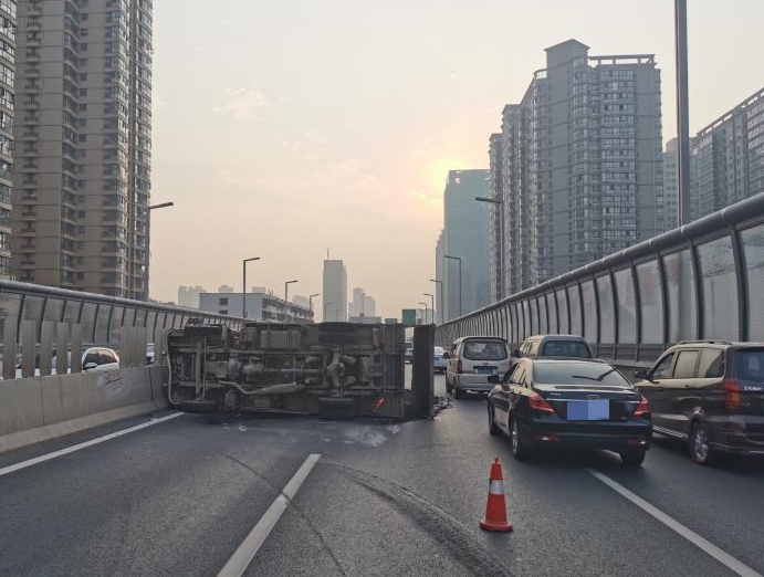 鄭州一貨車側翻高架,致交通管制!撒了一地黑色……又黏又滑!