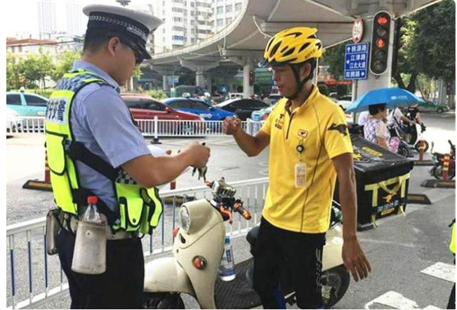 电动车|外卖员改装“超级电动车”，充满电从山东跑到北京，太牛了