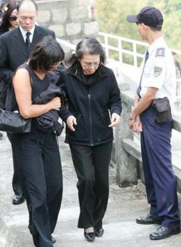 陈琪琪|陈琪琪送别婆婆难掩悲痛，走路借助拐杖，霍震寰却直接走老婆前面