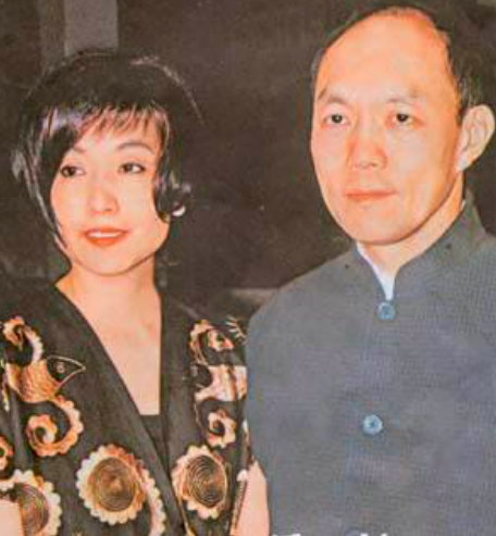 陈琪琪|陈琪琪送别婆婆难掩悲痛，走路借助拐杖，霍震寰却直接走老婆前面