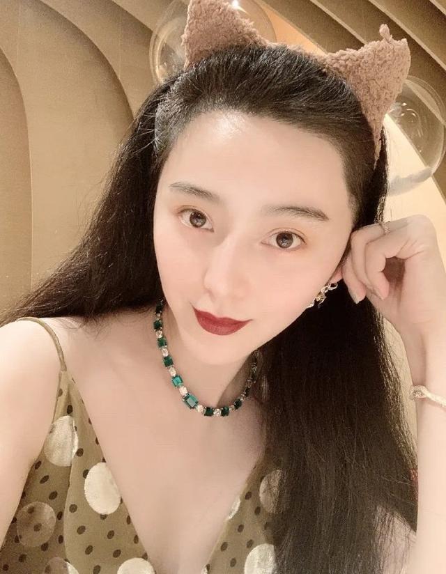 范冰冰|范冰冰回应复合传闻，晒自拍透露事业动向，额头发际线太感人