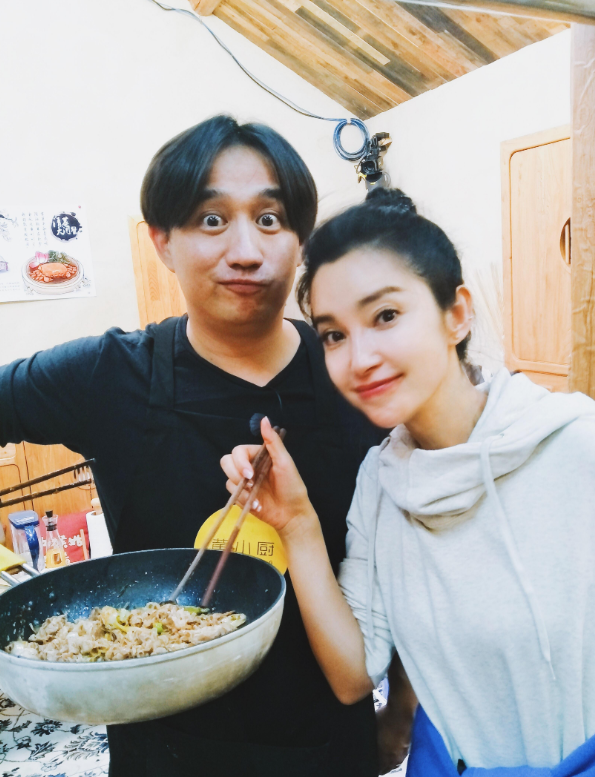 黄磊|黄磊晒多妹作业本 粉丝姨母笑讨论“黄小小厨”满满童趣