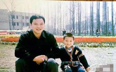 黄子韬|黄子韬爸爸追悼会现场曝光，低调举行仅设一小厅，赵奕欢意外挨骂