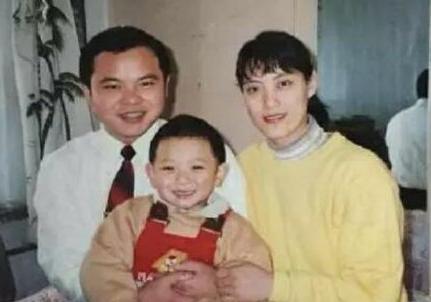 黄子韬|黄子韬爸爸追悼会现场曝光，低调举行仅设一小厅，赵奕欢意外挨骂