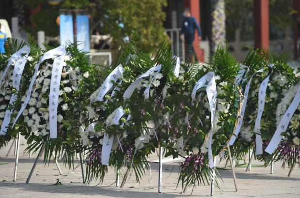 黄子韬|黄子韬爸爸追悼会现场曝光，低调举行仅设一小厅，赵奕欢意外挨骂