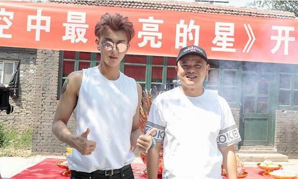 黄子韬|黄子韬爸爸追悼会现场曝光，低调举行仅设一小厅，赵奕欢意外挨骂