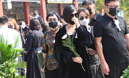 黄子韬|黄子韬爸爸追悼会现场曝光，低调举行仅设一小厅，赵奕欢意外挨骂