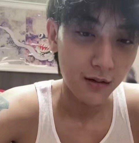 黄子韬|黄子韬爸爸追悼会现场曝光，低调举行仅设一小厅，赵奕欢意外挨骂