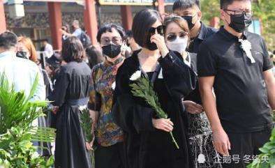 黄子韬|黄子韬父亲追悼会在八宝山殡仪馆低调举行，演员赵奕欢等现身送别