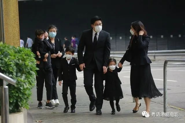 霍啟剛同郭晶晶三名子女霍中曦,霍中研,霍中怡全部身穿黑衣到場.