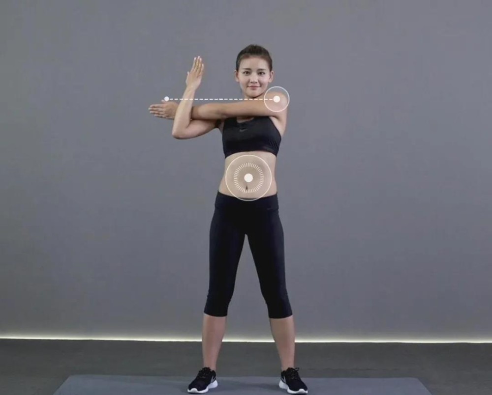 1,腰背平直 2,左臂肱三头肌持续有拉伸感.