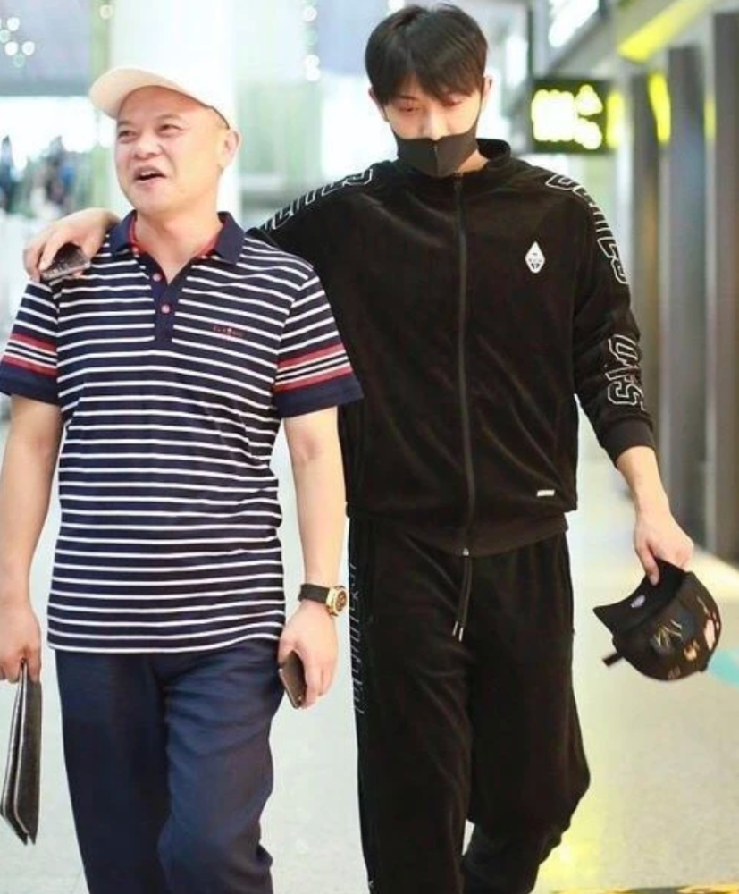 黄子韬|黄子韬爸爸是突然病逝？母子俩曾开心购物无异常，黄忠东全程缺席