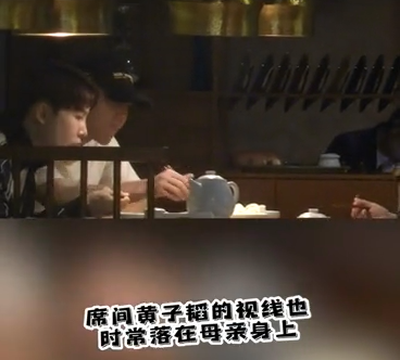 黄子韬|黄子韬爸爸是突然病逝？母子俩曾开心购物无异常，黄忠东全程缺席