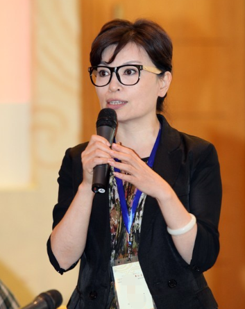 "央视名嘴"李瑞英,儿子坠楼依旧坚守岗位,竟遭骂"六亲不认"_腾讯新闻