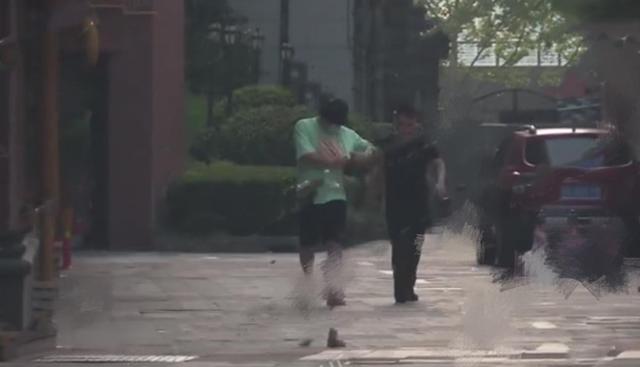 沈腾|沈腾夜会美女被拍！疑打暗号会所过夜，怕露馅离开后反复检查衣服