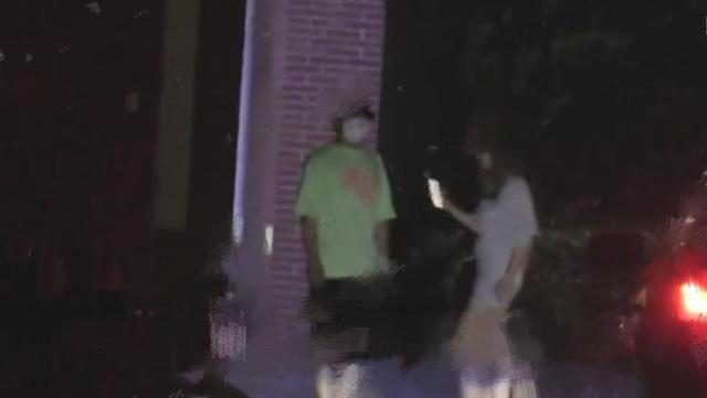 沈腾|沈腾夜会美女被拍！疑打暗号会所过夜，怕露馅离开后反复检查衣服
