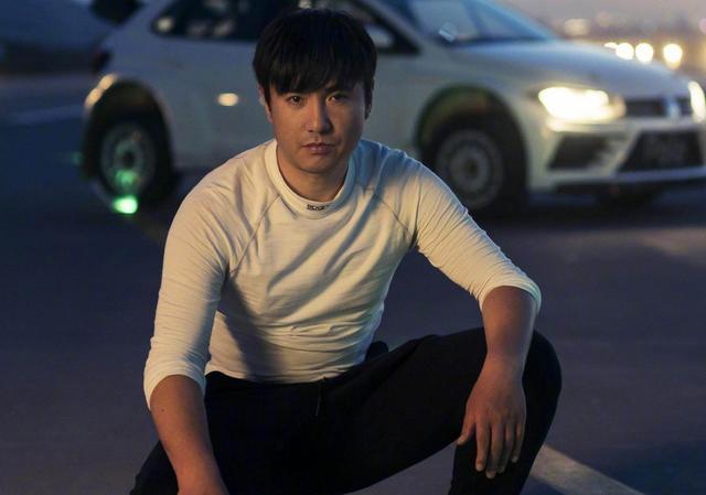 沈腾|沈腾夜会美女被拍！疑打暗号会所过夜，怕露馅离开后反复检查衣服