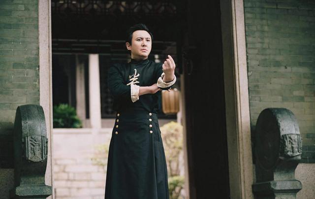 沈腾|沈腾夜会美女被拍！疑打暗号会所过夜，怕露馅离开后反复检查衣服