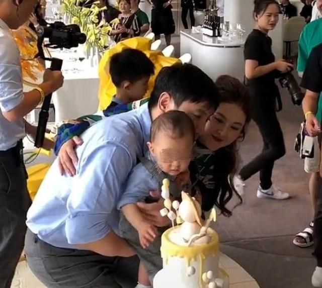 沈腾|沈腾夜会美女被拍！疑打暗号会所过夜，怕露馅离开后反复检查衣服