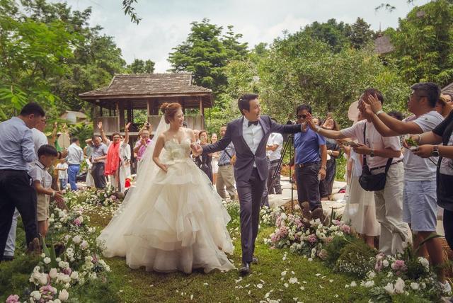 沈腾|沈腾夜会美女被拍！疑打暗号会所过夜，怕露馅离开后反复检查衣服