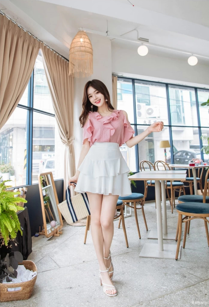 金信英露肩上衣白色蛋糕短裙粉红纯白有粉嫩的感觉