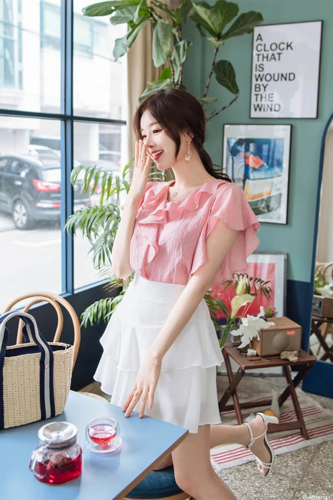 金信英露肩上衣白色蛋糕短裙粉红纯白有粉嫩的感觉