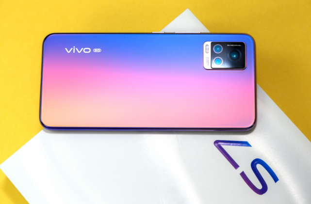 不仅是自拍利器vivos7的高颜值外观同样令人心动