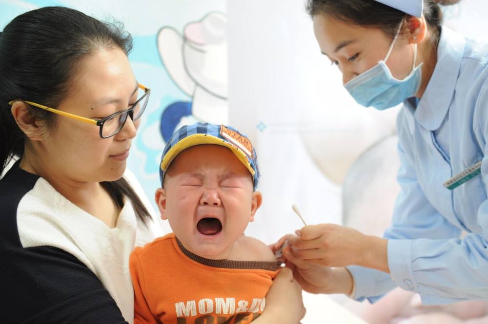 另外,打针以后的宝宝免疫力比较低,很容易引起感冒,所以洗澡的时间最